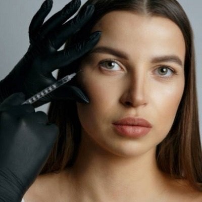 هل يمكن للحقن التجميلية تحسين تناسق الوجه؟ الحقن التجميلية في مسقط